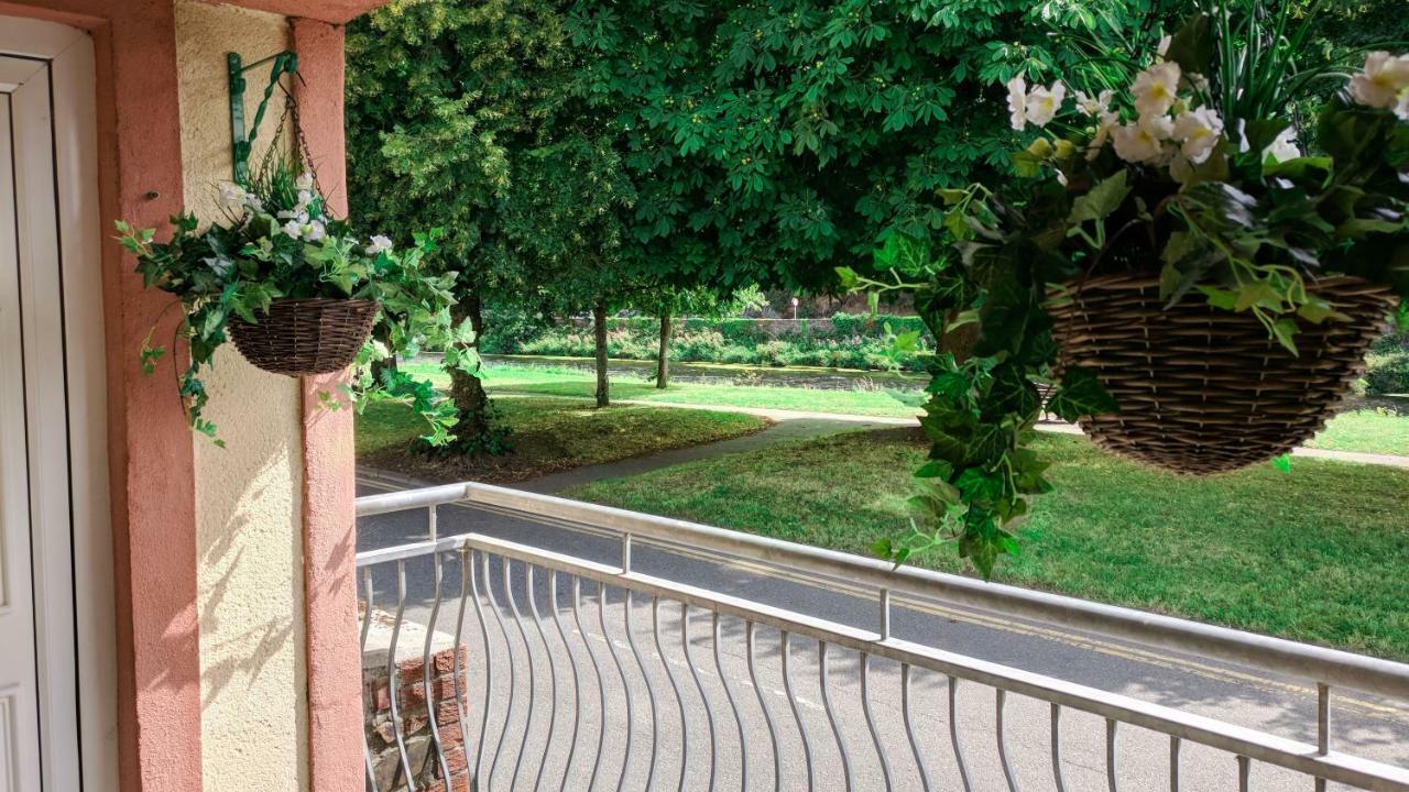 Riverview Luxury Short Stay Apartment Эннискорти Экстерьер фото