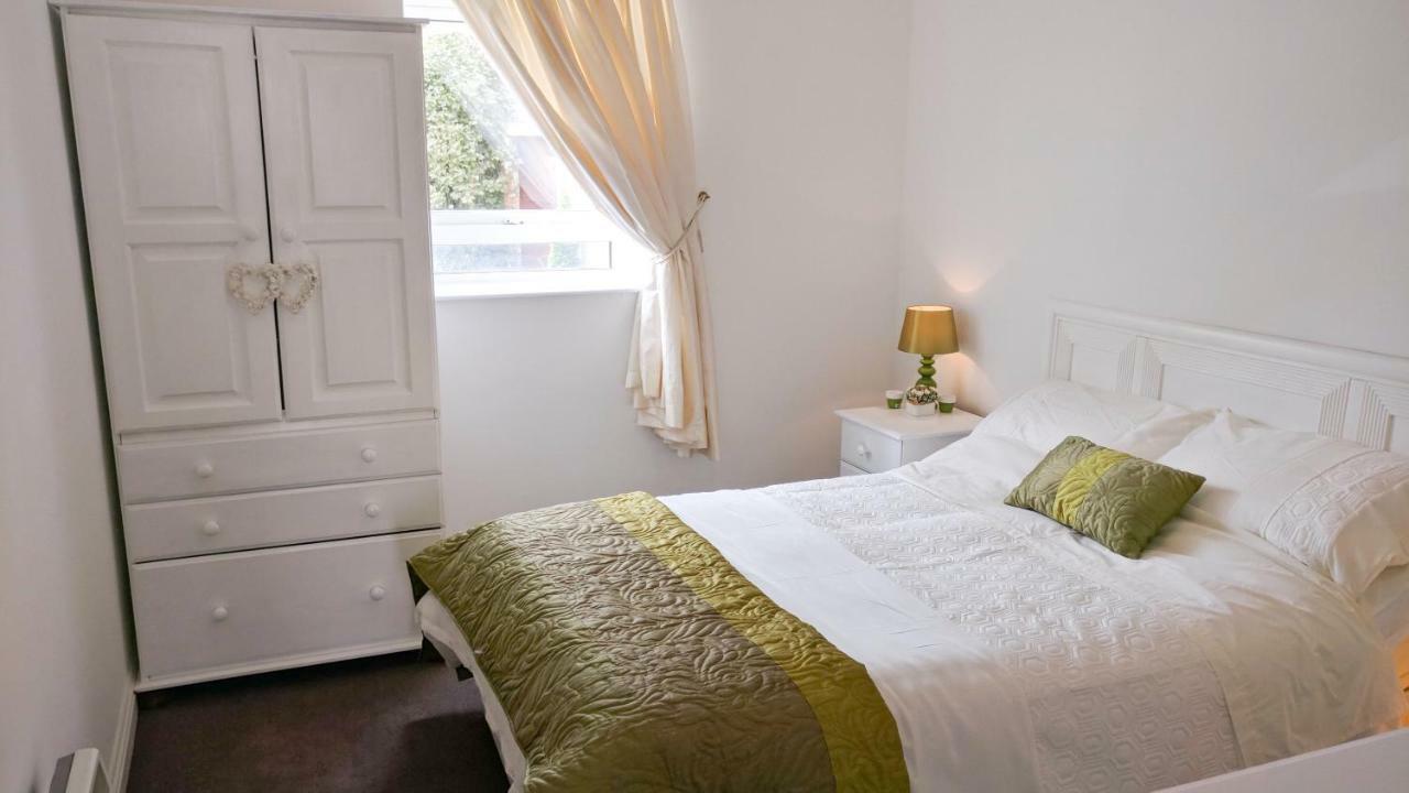 Riverview Luxury Short Stay Apartment Эннискорти Экстерьер фото