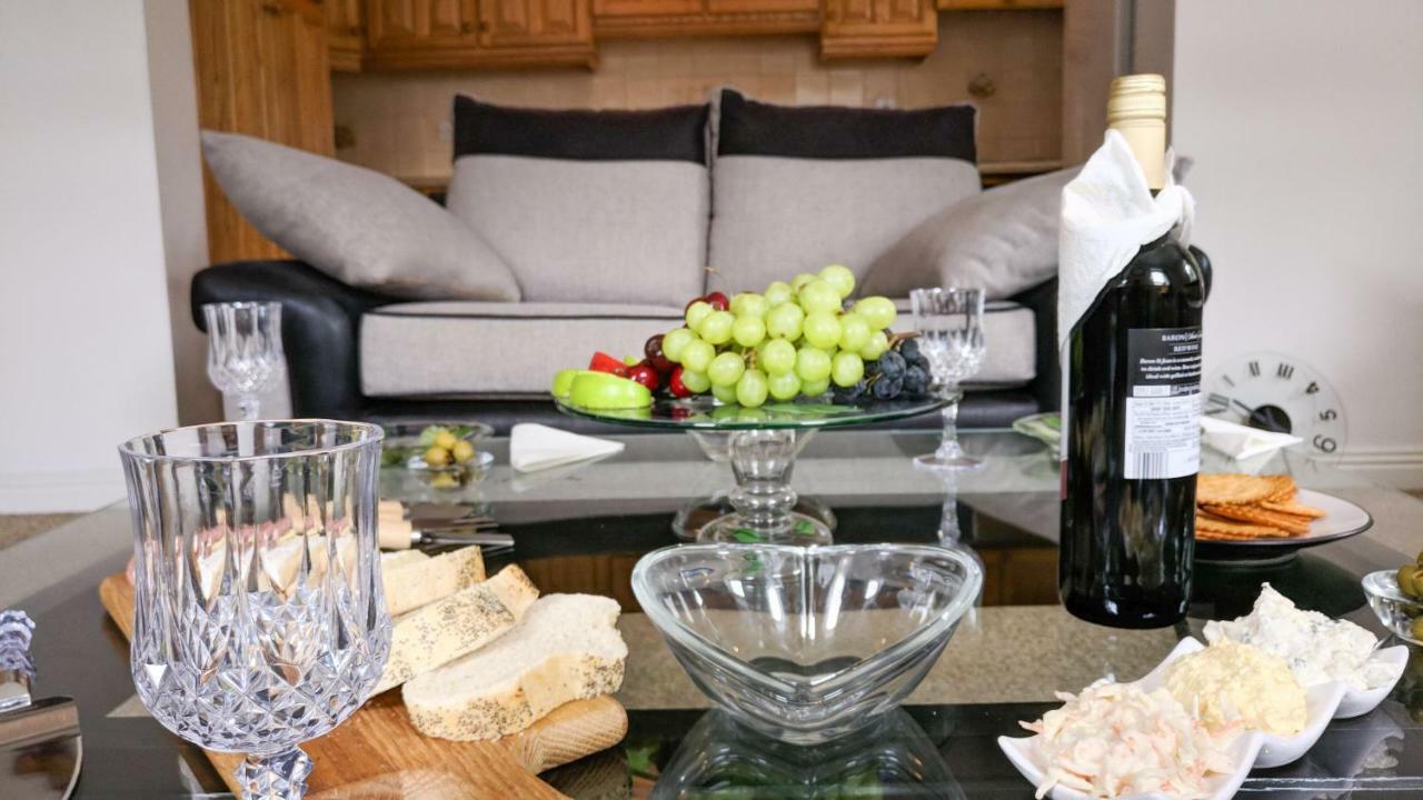 Riverview Luxury Short Stay Apartment Эннискорти Экстерьер фото